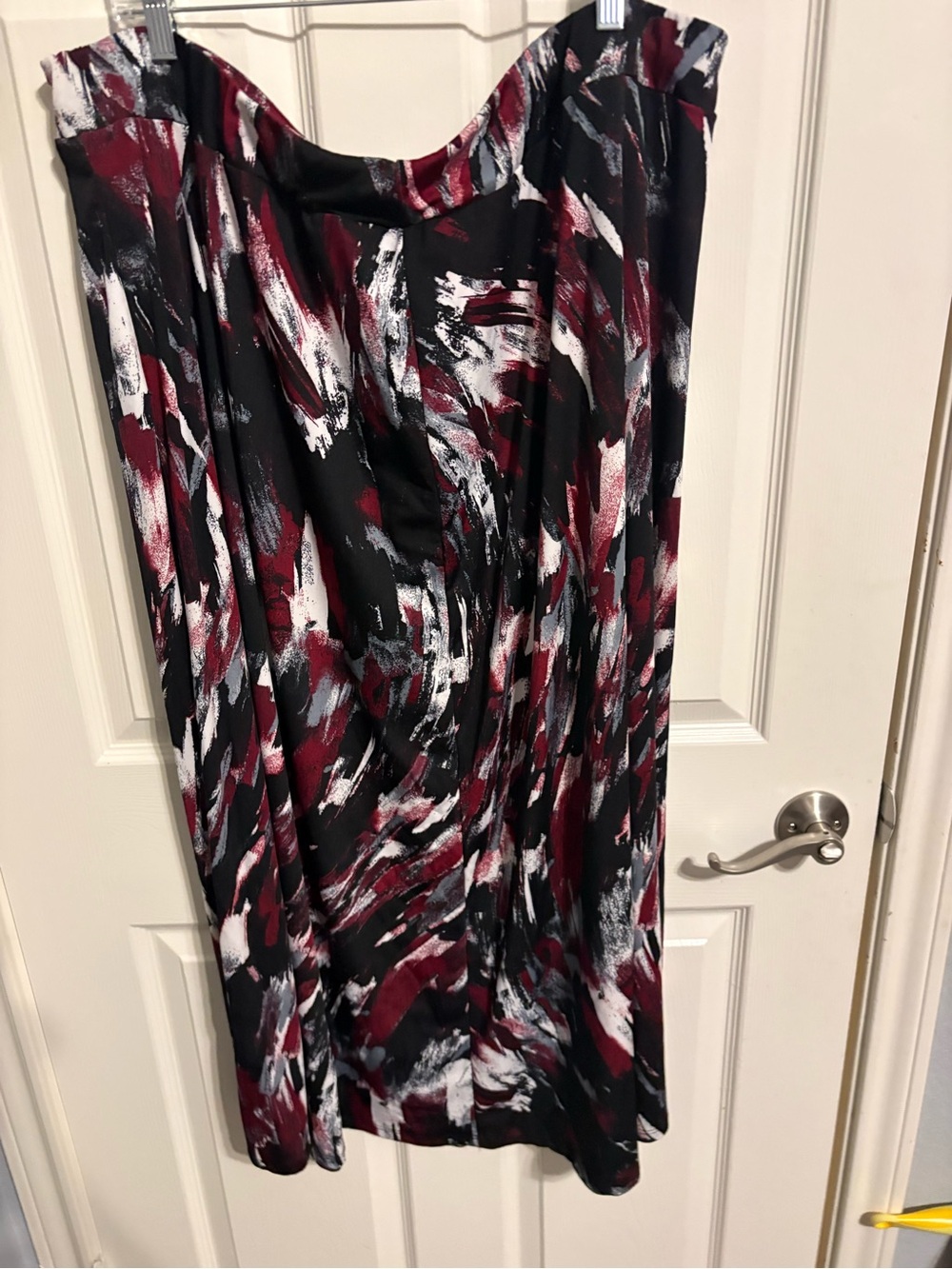 291- Avenue Strapless maxi Skirt in Black, Burgundy and White Abstract Print